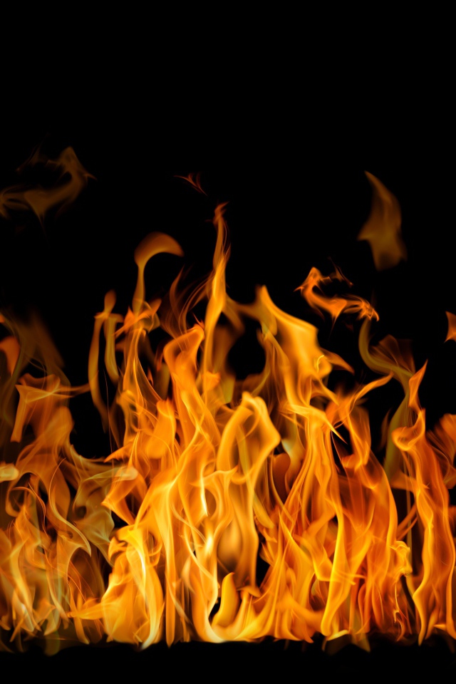 Красивый желтый огонь на черном фоне
