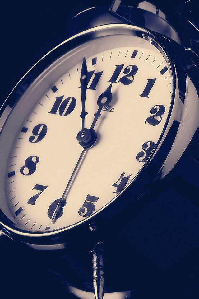 Черный металлический будильник 