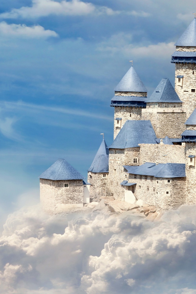 Замок на белых облаках в голубом небе 