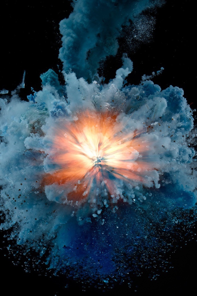 Взрыв с синим дымом на черном фоне 