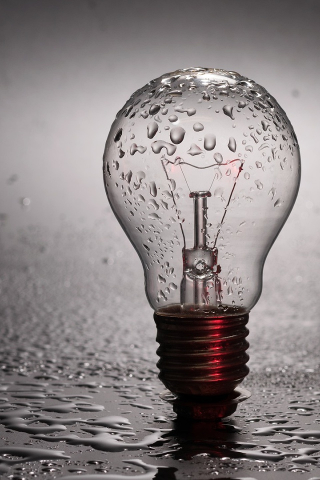 Стеклянная лампочка в каплях воды 