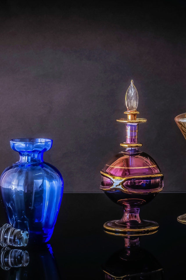 Разноцветные стеклянные флаконы для духов