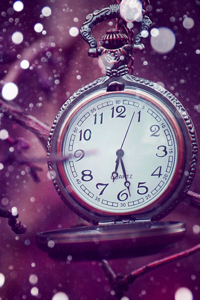 Карманные часы на фиолетовом фоне 