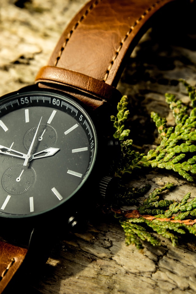 Стильные черные наручные часы с кожаным ремешком 