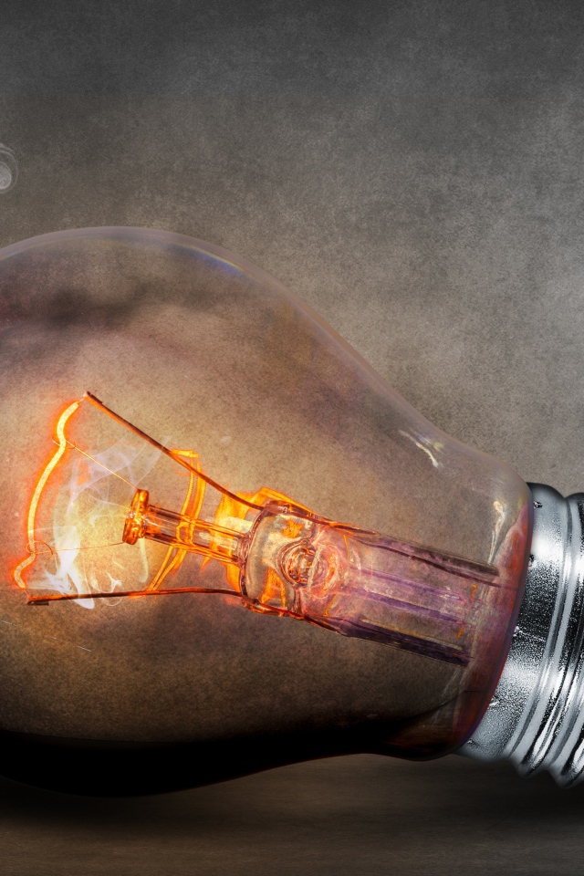 Дымящаяся включенная лампочка 