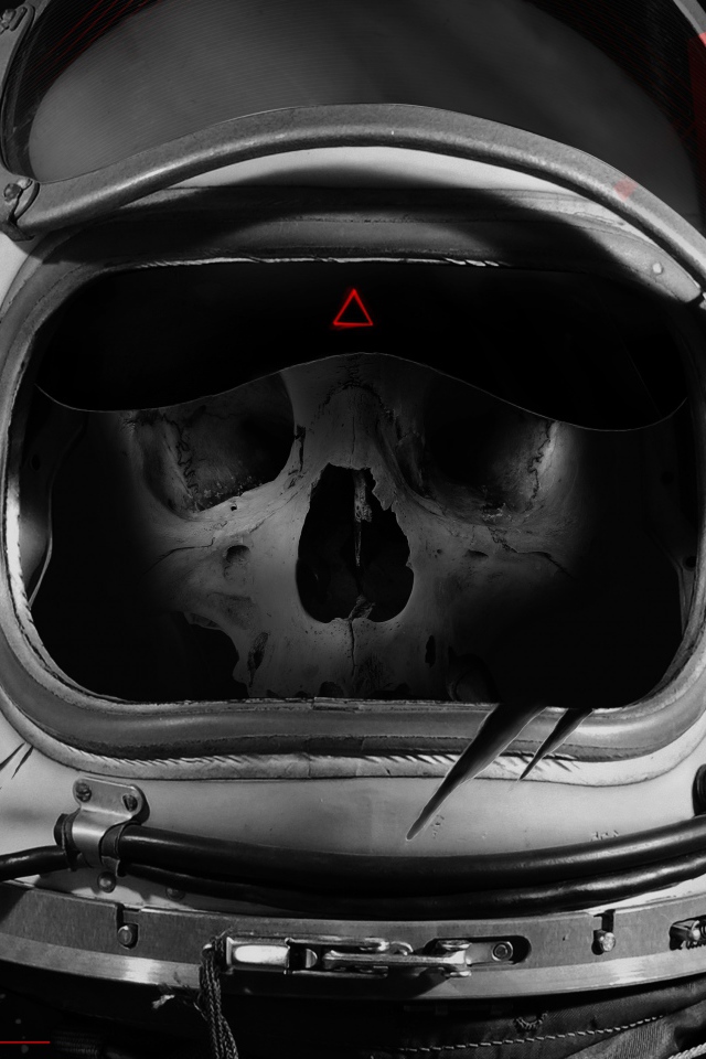 Человеческий череп в шлеме астронавта