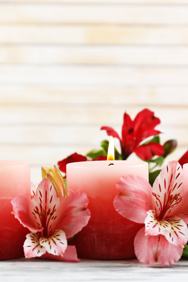 Три розовых свечи с цветами амариллиса