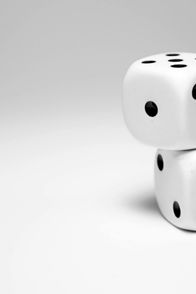 Две белые игральные кости 