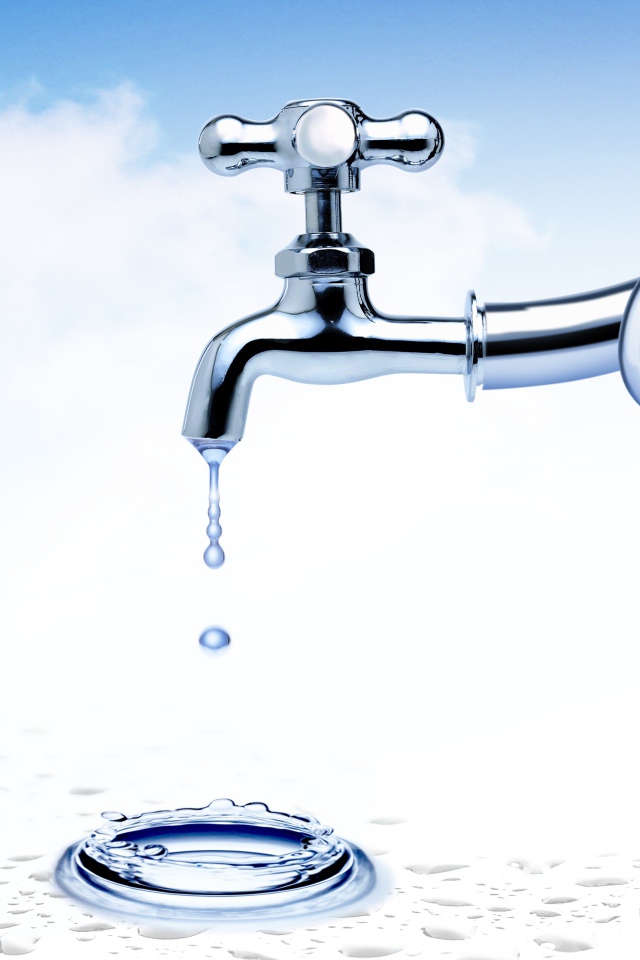 Вода капает из завязанного на узел водопроводного крана