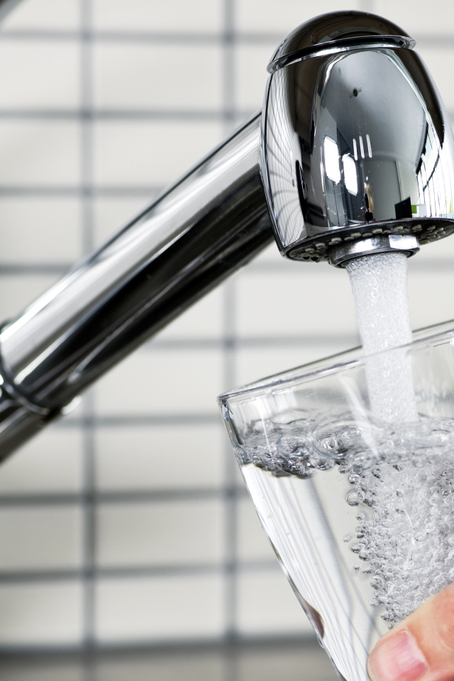 Водопроводный кран со стаканом воды