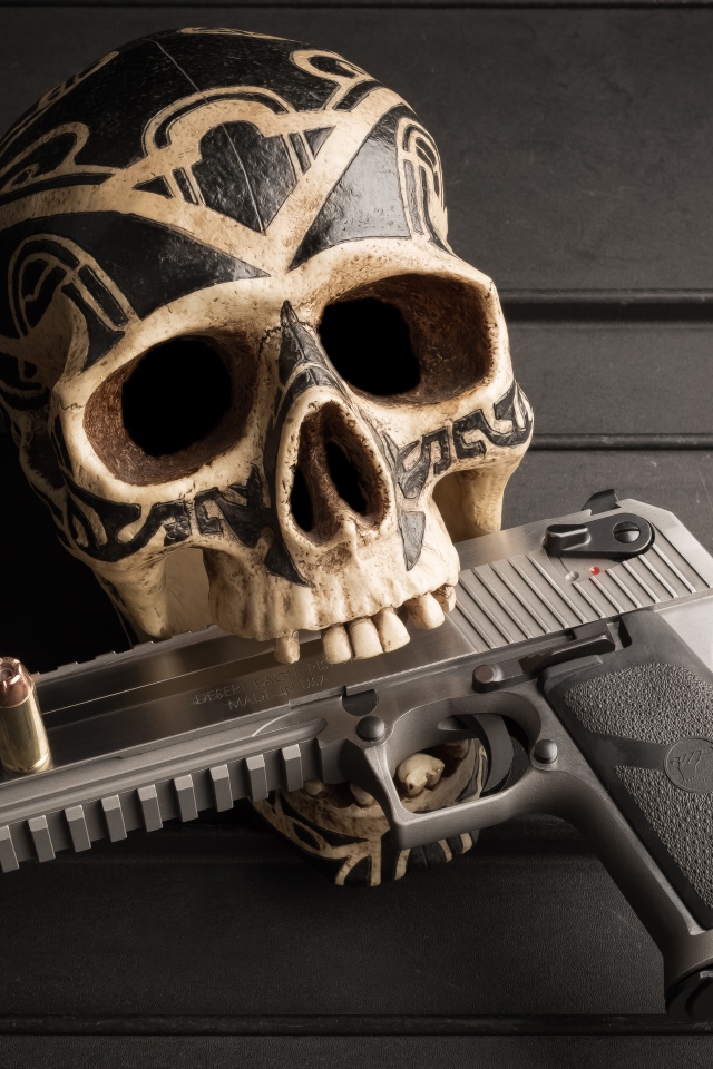 Разрисованный череп с пистолетом в зубах