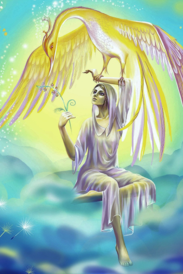 Красивая фантастическая девушка держит на руке птицу феникс