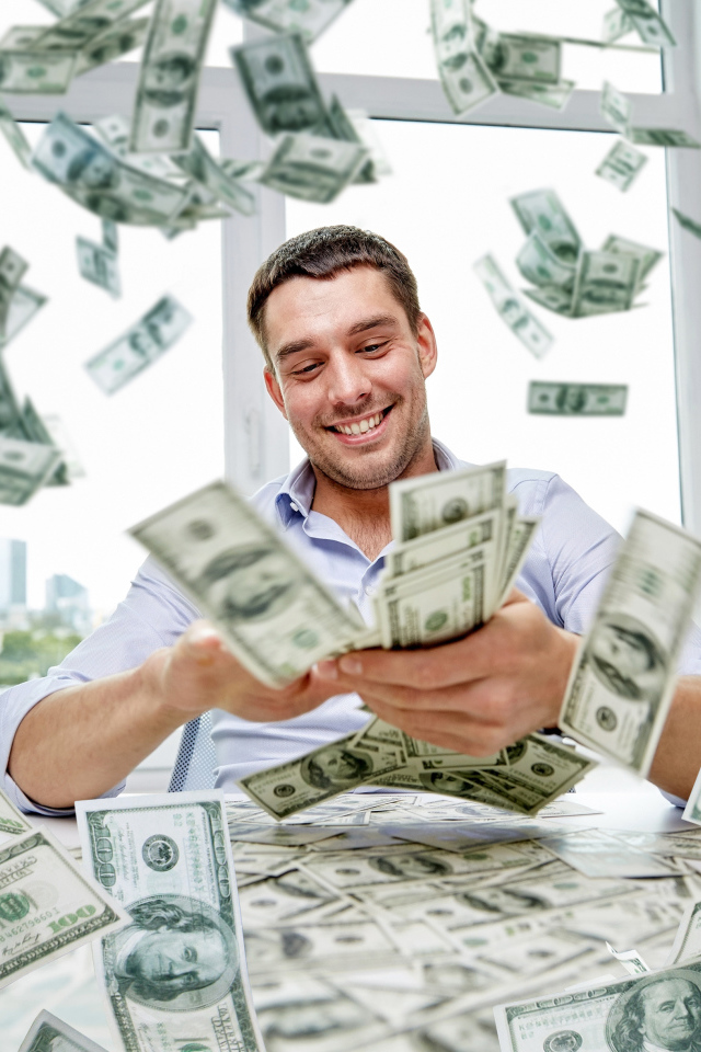 Улыбающийся мужчина разбрасывает доллары