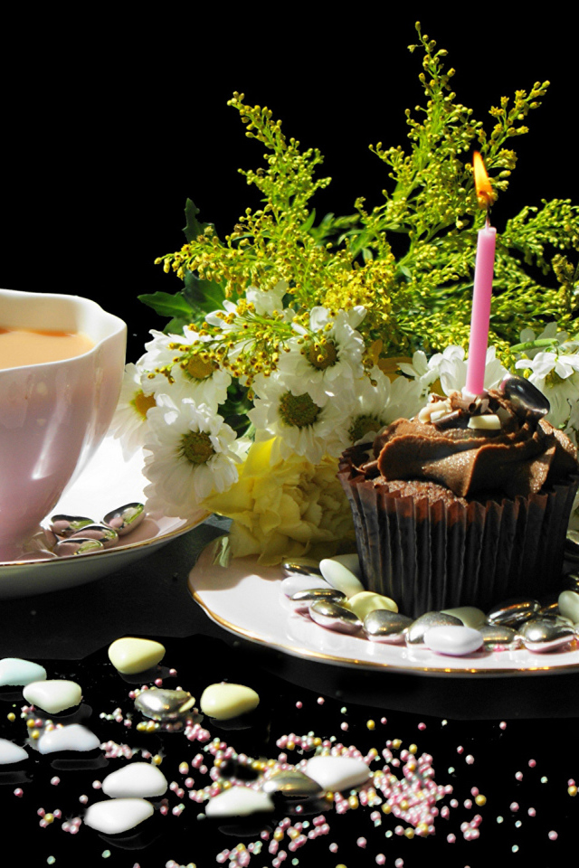 Чашка кофе и праздничный кекс на столе 