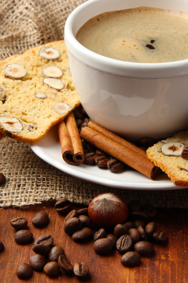 Чашка кофе с выпечкой, кофейными зернами и шоколадом