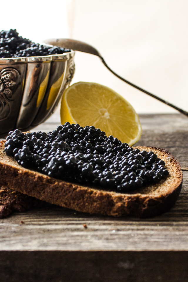 Кусочек черного хлеба с черной икрой 