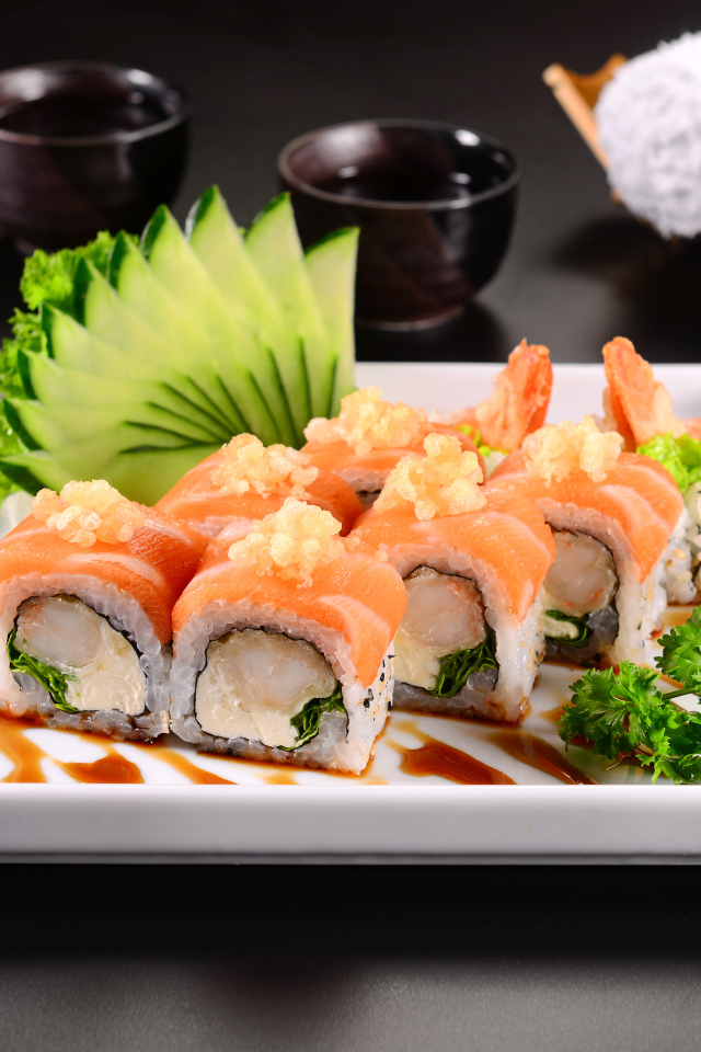 Аппетитные японские суши с красной рыбой 