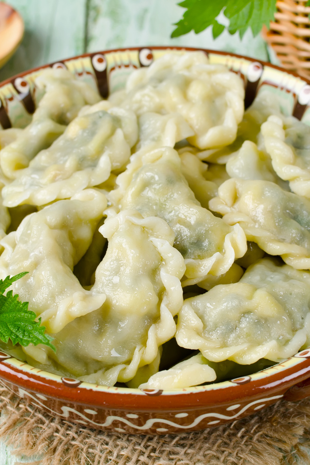 Аппетитные вареники на тарелке с ложкой 