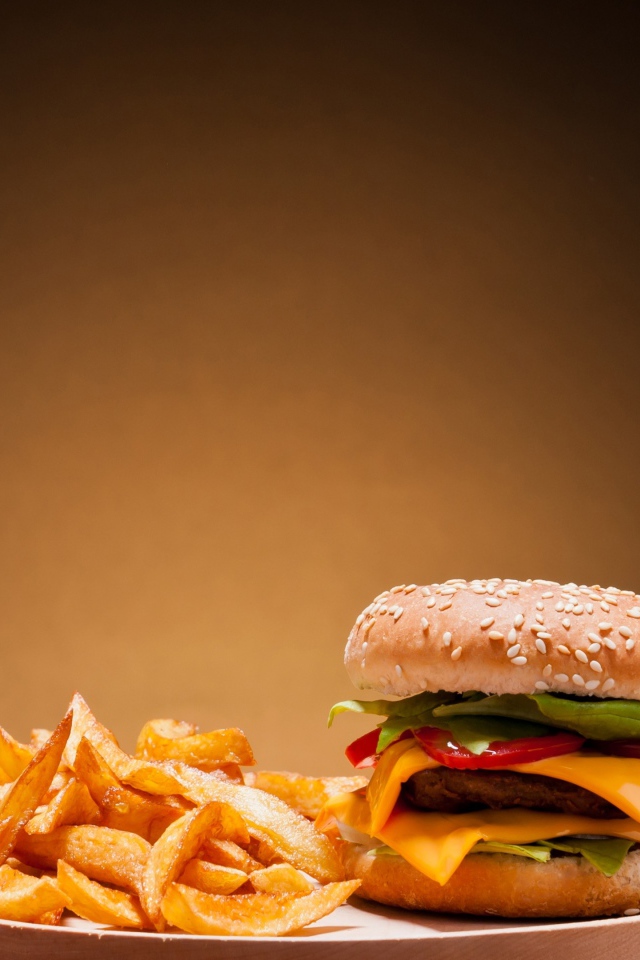 Аппетитная еда из фаст фуда на столе