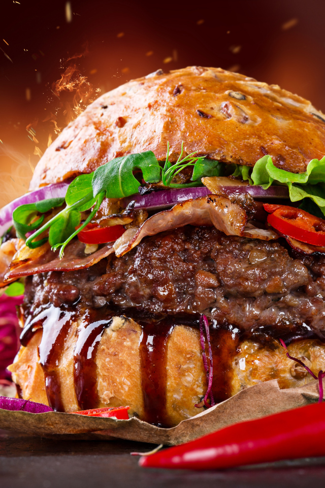 Аппетитный гамбургер с зеленью и острым перцем 