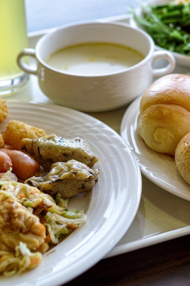 Аппетитный сытный завтрак на белых тарелках