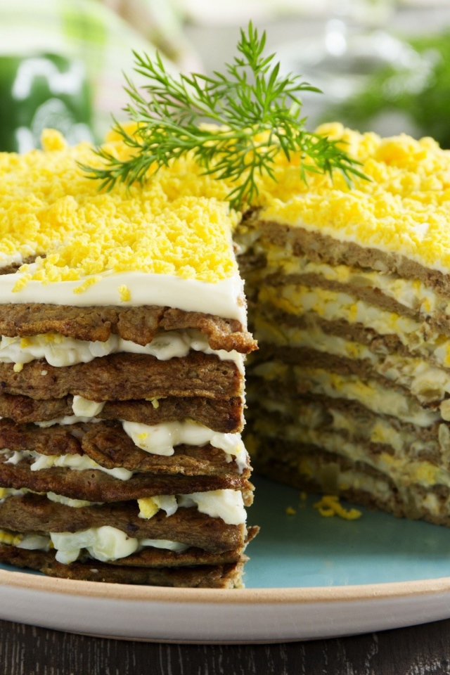 Аппетитный печеночный торт на блюде 