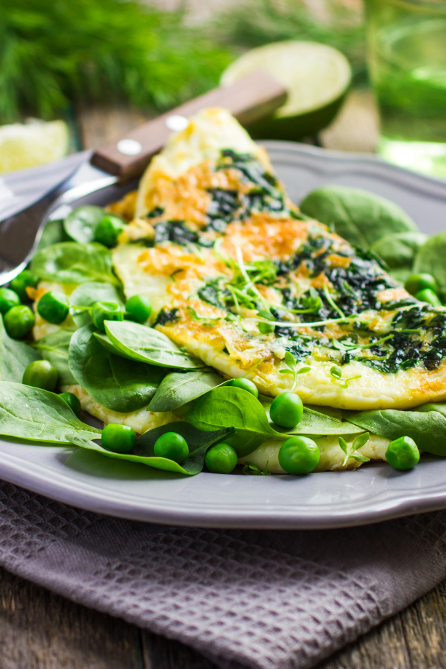 Аппетитный омлет с зелеными горошком и зеленью