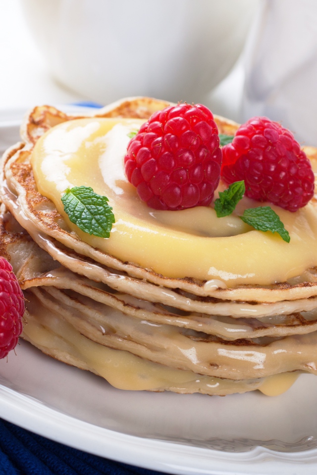 Аппетитные оладьи со сгущенкой и малиной