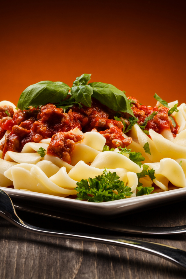 Аппетитная паста с соусом и базиликом 