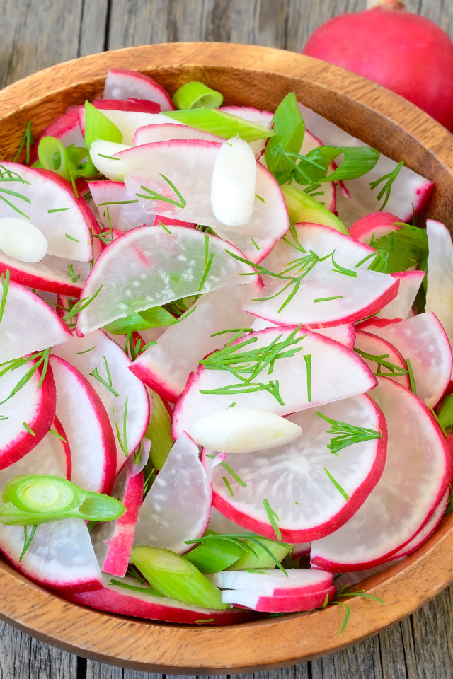 Аппетитный салат со свежего редиса с зеленым луком