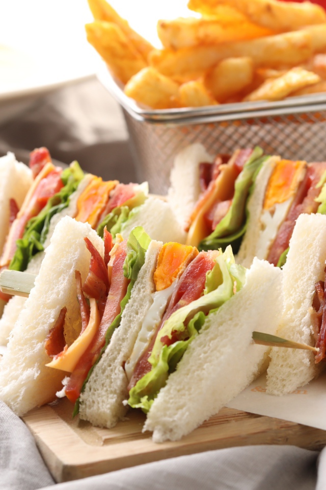 Аппетитные сэндвичи к завтраку на столе 