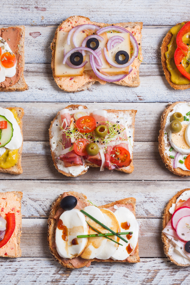 Аппетитные бутерброды на деревянном столе вид сверху