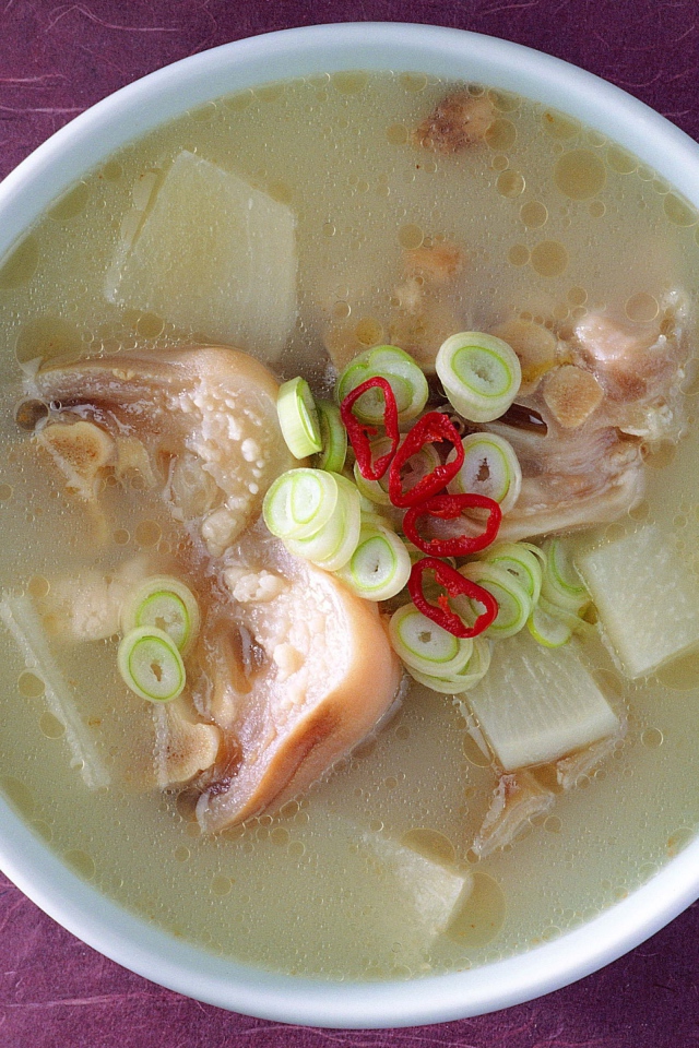 Аппетитный суп с морепродуктами и зеленым луком вид сверху