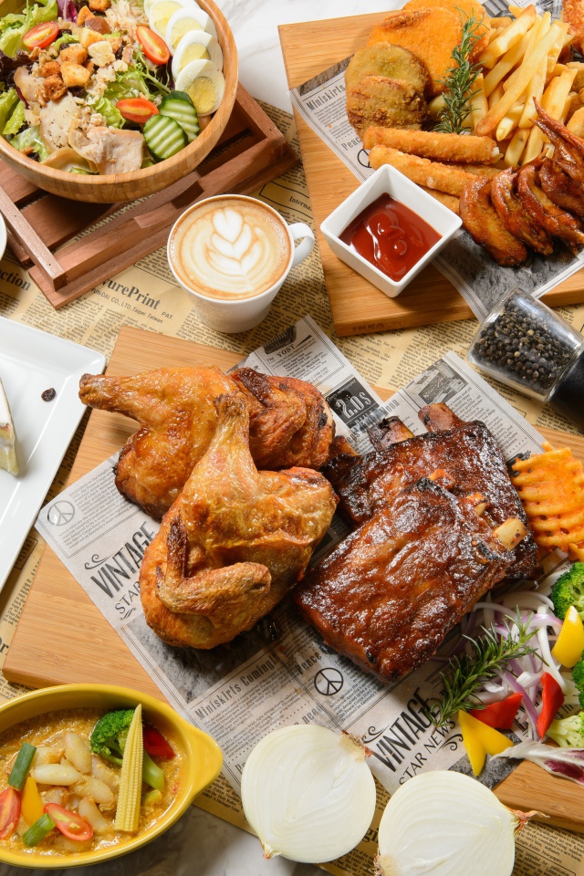 Аппетитный натюрморт еды из фаст фуда на столе