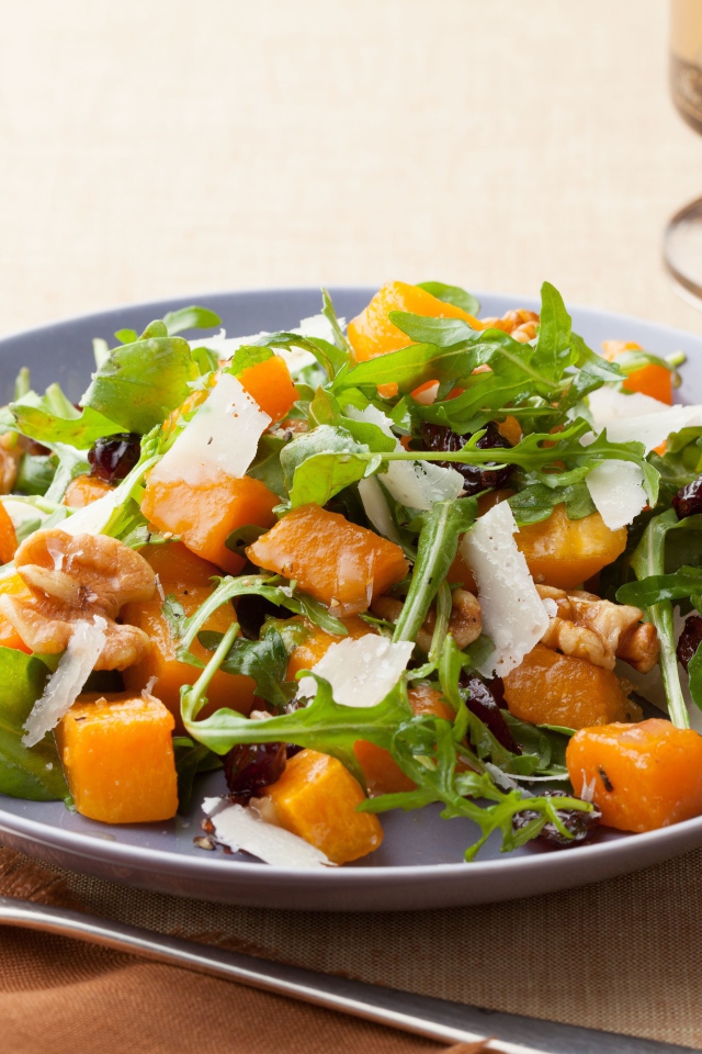 Аппетитный овощной салат на столе 