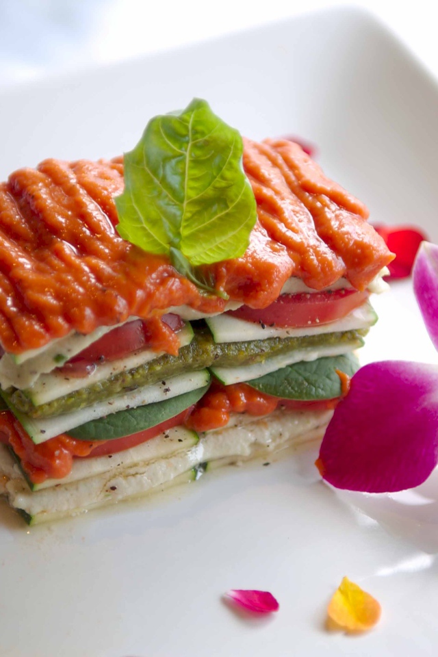 Аппетитный овощной бутерброд на белой тарелке с цветком