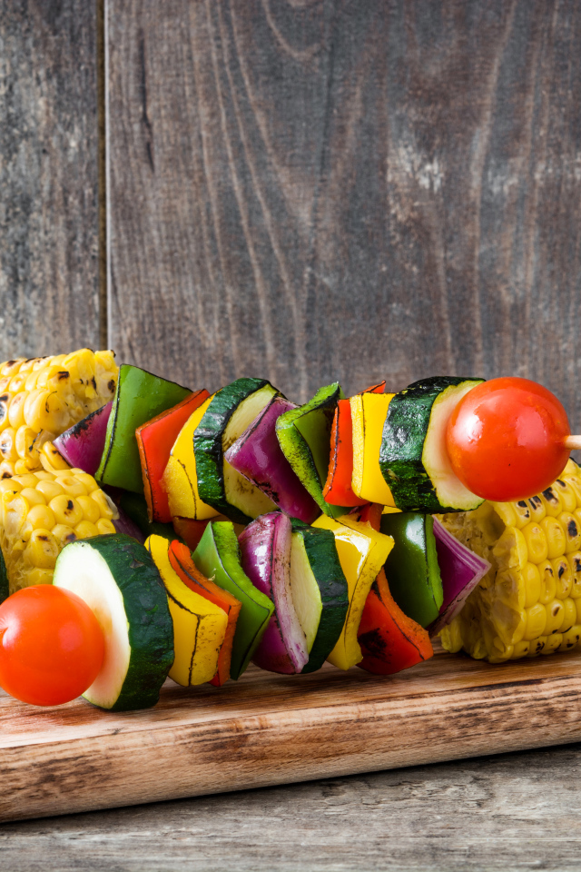 Аппетитный овощной шашлык на разделочной доске