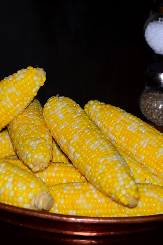 Вареная кукуруза на блюде крупным планом