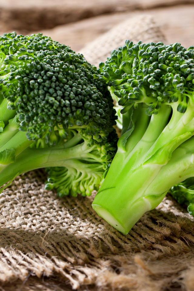 Брокколи на столе крупным планом