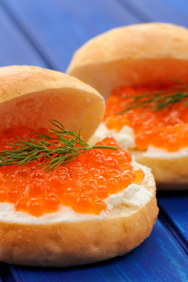 Булочки с красной икрой и сыром 