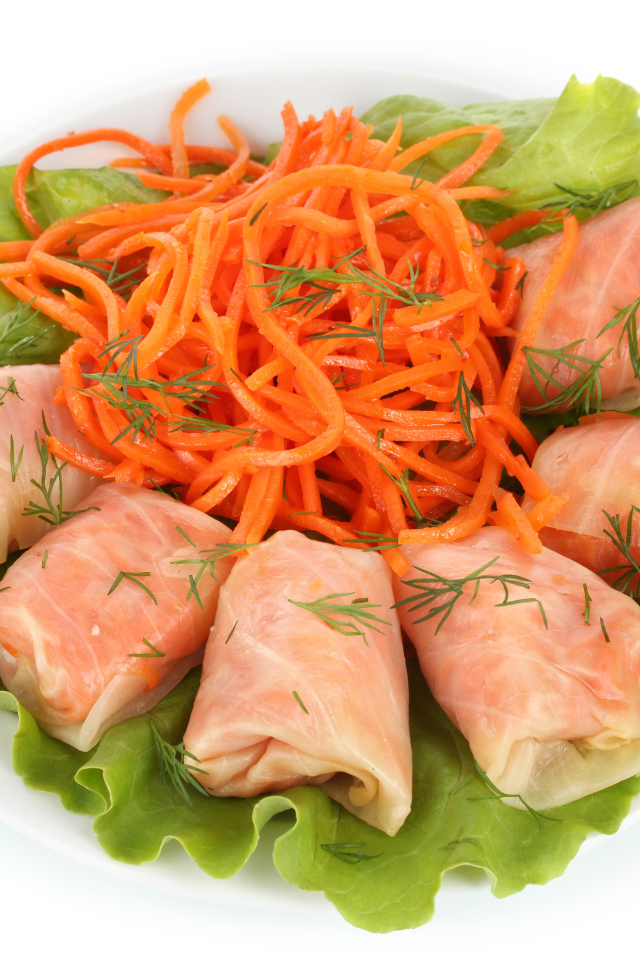 Голубцы с корейской морковью на белом фоне