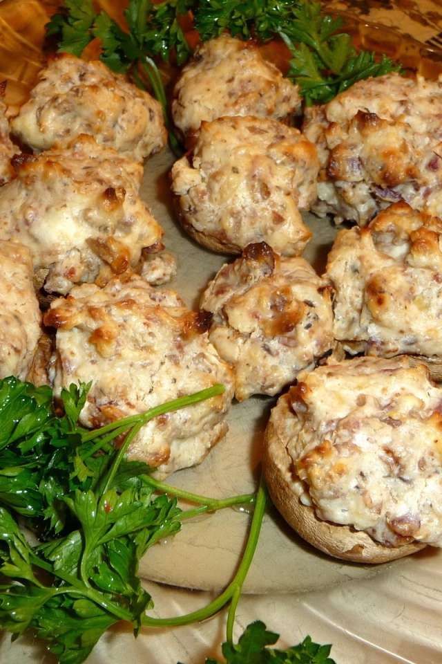 Шампиньоны фаршированные мясом с зеленью петрушки