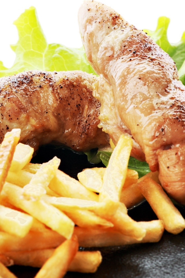 Куриные рулеты с картофелем фри и зелеными листьями салата