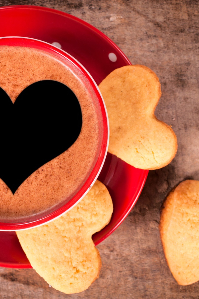 Кофе в красной чашке с печеньем 