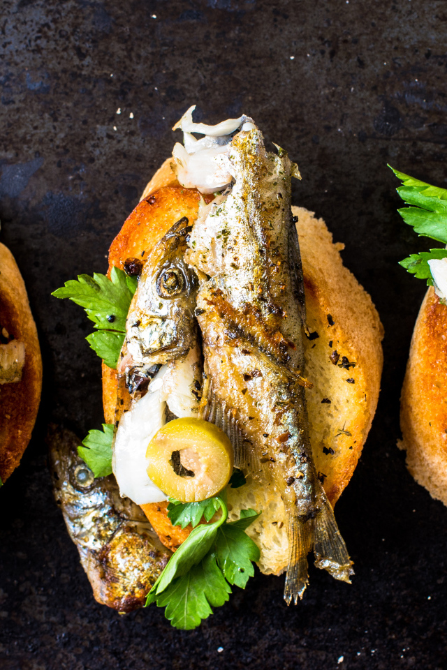 Гренки с жареной рыбой, оливками и зеленью