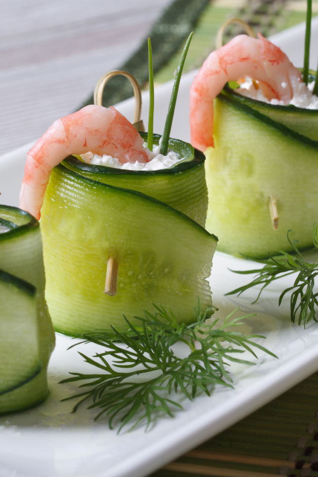 Роллы из огурца с креветками и зеленью 