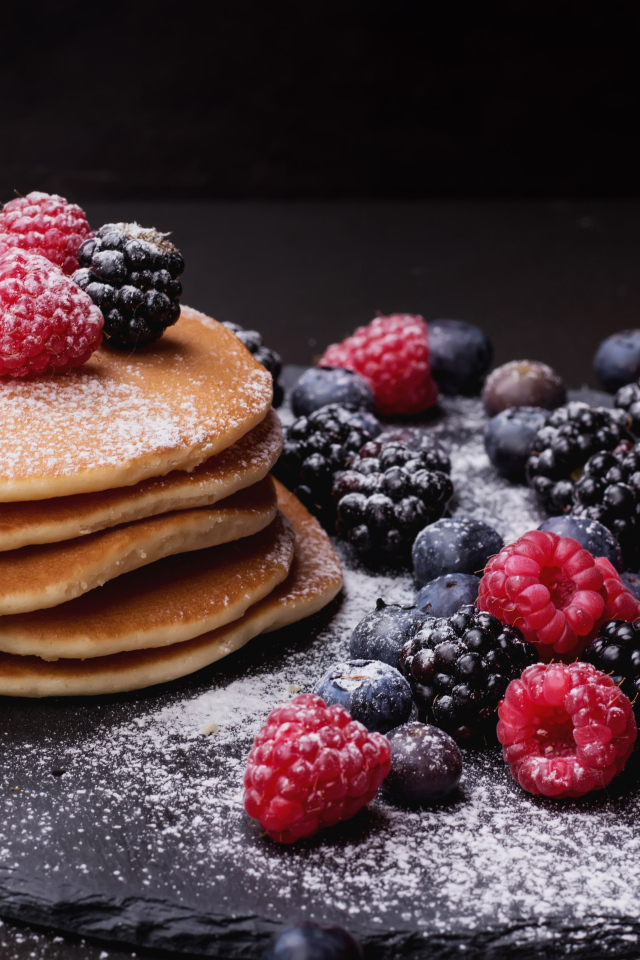 Вкусные свежие оладьи со свежими ягодами и сахарной пудрой