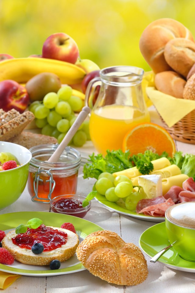 Вкусный сытный завтрак на столе