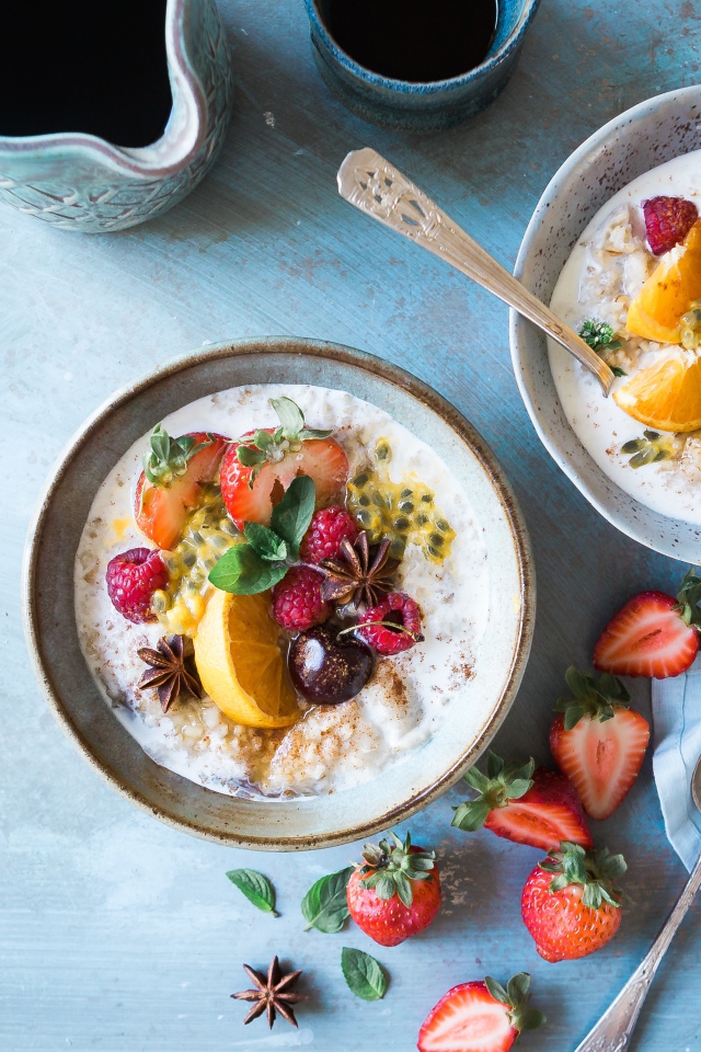 Вкусная молочная каша с ягодами на завтрак