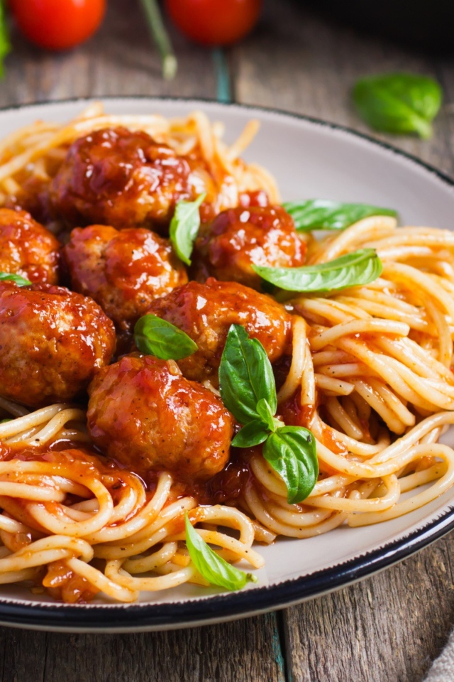 Вкусные спагетти с фрикадельками на блюде 